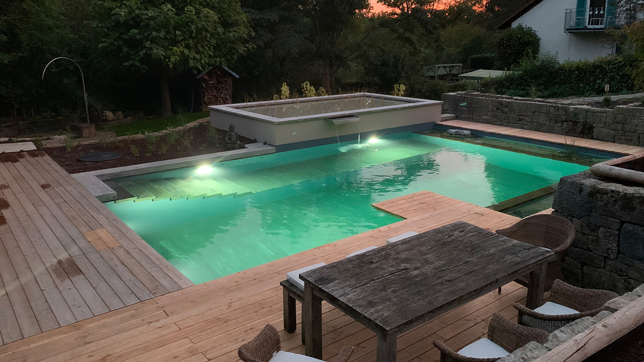 naturpool-schwimmteich-abends